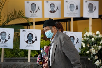 Una persona pasa delante de