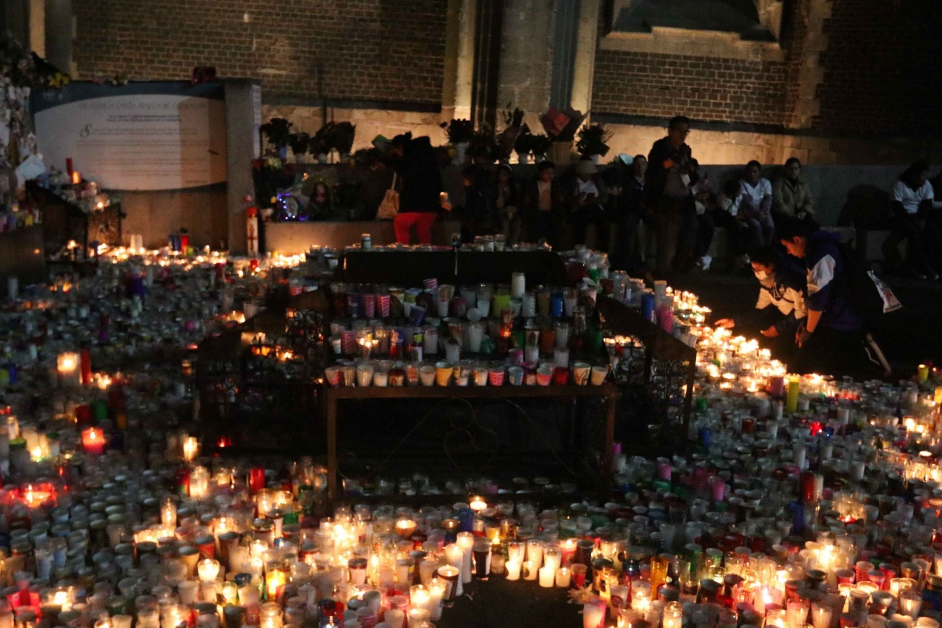 CIUDAD DE MÉXICO, 11DICIEMBRE2025.-Miles de peregrinos acudieron prender veladoras en la Basílica de Guadalupe durante el 494 Aniversario de la aparición de la Virgen de Guadalupe a San Diego en el cerro del Tepeyac.FOTO: GRACIELA LÓPEZ/CUARTOSCURO.COM
