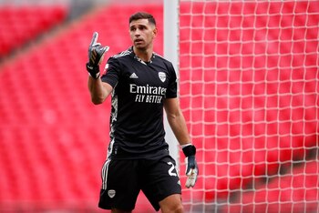 Imagen de archivo del arquero argentino del Arsenal Emiliano Martínez dando instrucciones durante un partido de la FA Community Shield contra el Liverpool en el estadio de Wembley, Londres, Reino Unido. 29 agosto 2020. Pool vía Reuters/Andrew Couldridge