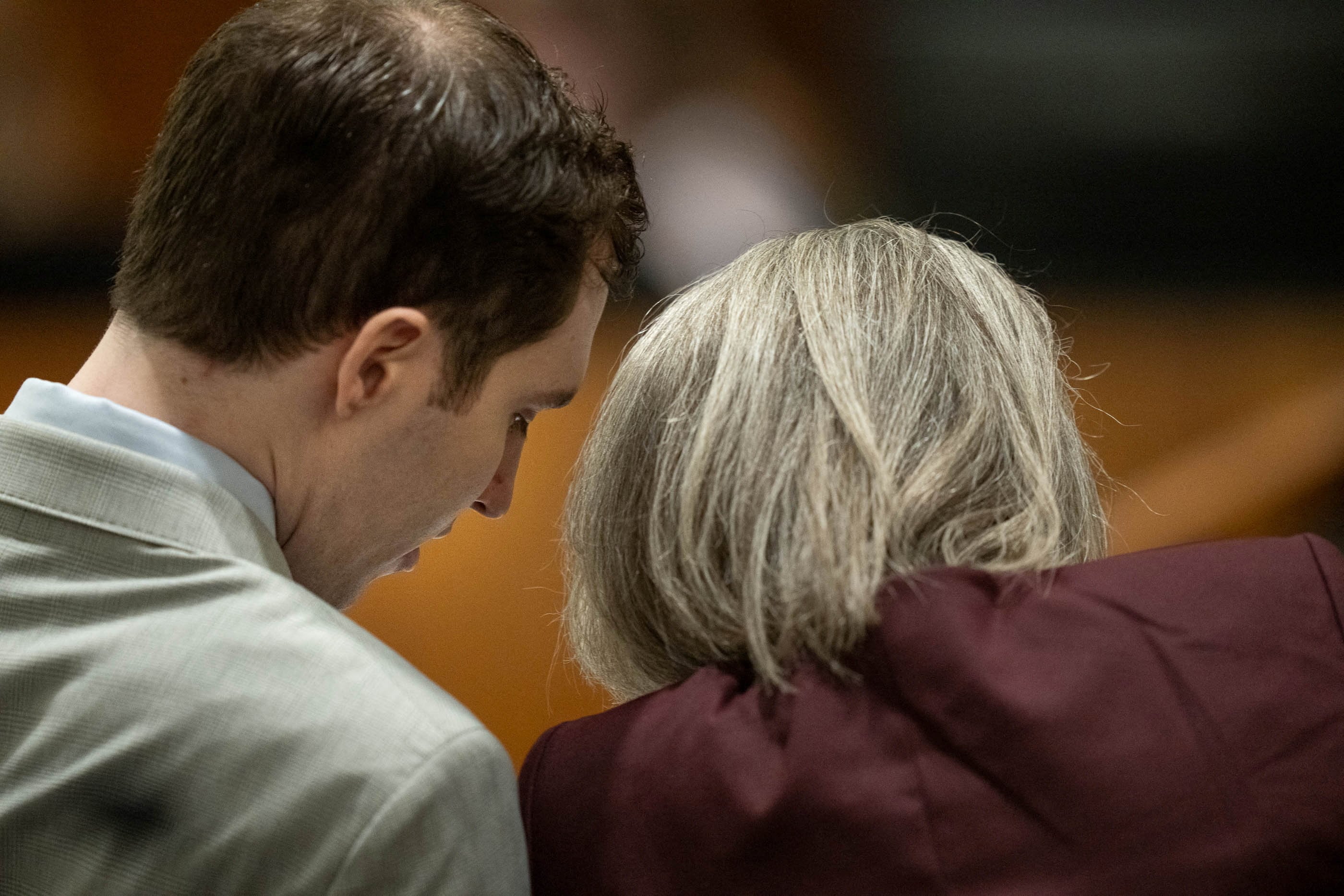 La acusación afirma que Tyler Robinson disparó desde una azotea a más de 122 metros del escenario donde hablaba Charlie Kirk (Francisco Kjolseth/Pool vía REUTERS).