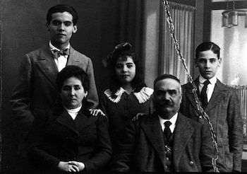 La familia García Lorca en la casa de la Acera del Darro.