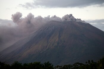 El volcán San Cristóbal, ubicado en Chinandega, a 135 kilómetros al noroeste de Managua (Nicaragua). EFE/MARIO LÓPEZ/Archivo