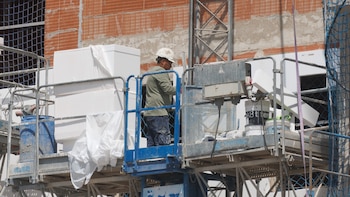 La propuesta de construir más vivienda choca con la idea de expulsar a los inmigrantes: uno de cada cuatro trabajadores del sector son extranjeros