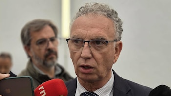El delegado del Gobierno en Extremadura recuerda a Fernández (Vox) que la devolución de menores es competencia estatal