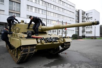 Varios soldados sobre un tanque alemán Leopard en Bratislava, Eslovaquia (REUTERS/Radovan Stoklasa/Archivo)
