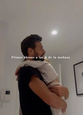 Jaime Astrain junto a su hija tras volver de 'Supervivientes'. (Telecinco)