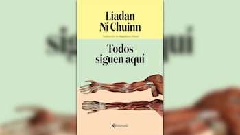 Portada del libro "Todos siguen aquí" de Liadan Ní Chuinn con fondo amarillo y verde claro. Muestra una ilustración anatómica de dos brazos humanos con músculos y huesos