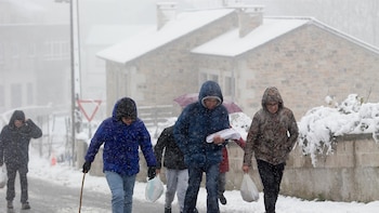 Nieve, viento y olas ponen