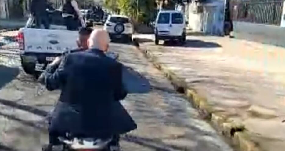 Espert debió irse en moto de la caravana