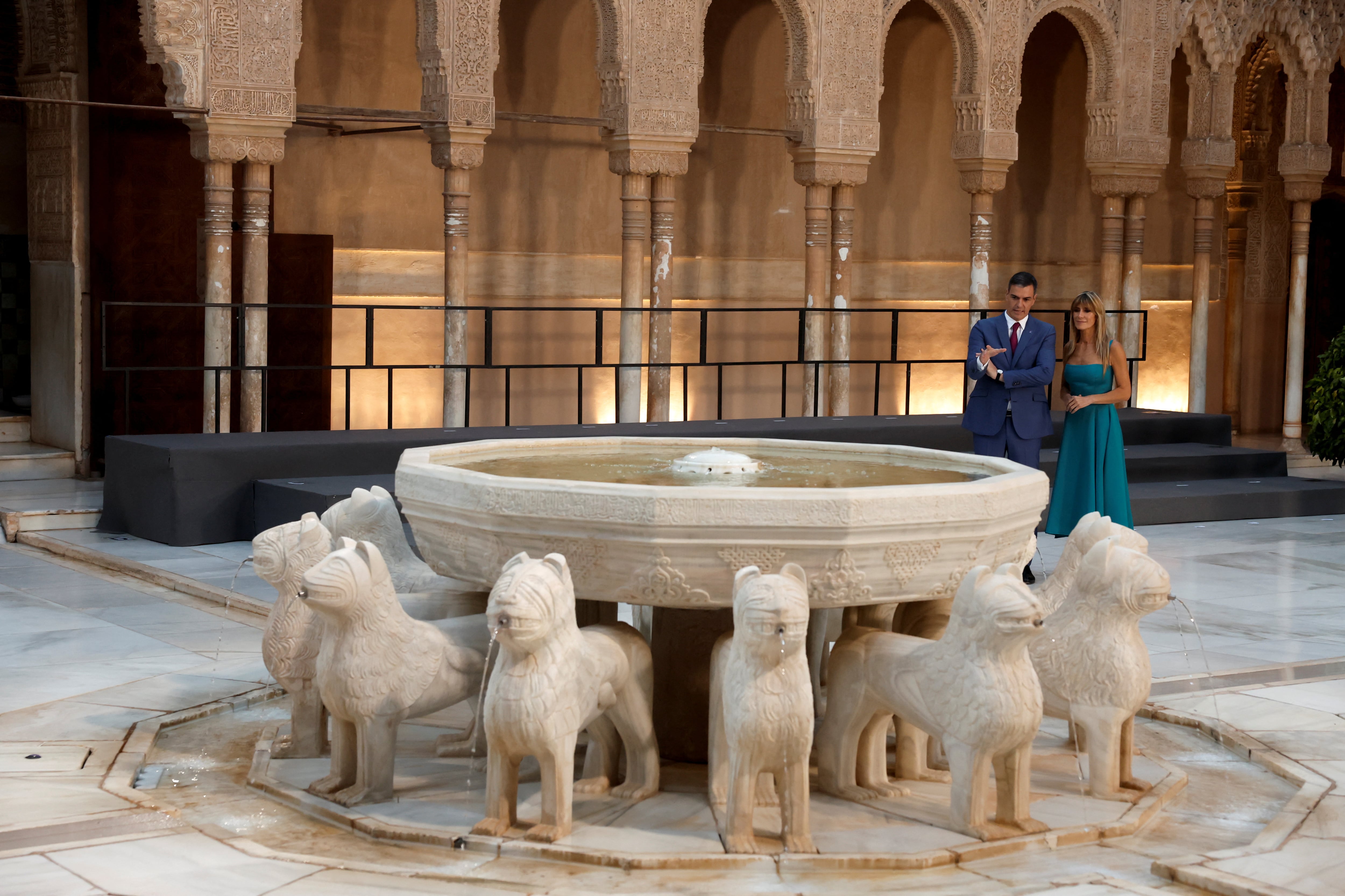 Pedro Sánchez y Begoña Gómez, en el Patio de los Leones de la Alhambra. (Jon Nazca/Reuters)