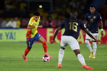 Luis Díaz tuvo una acción clara en el primer tiempo ante Ecuador, al chocar un balón en el palo - crédito Luisa González/REUTERS
