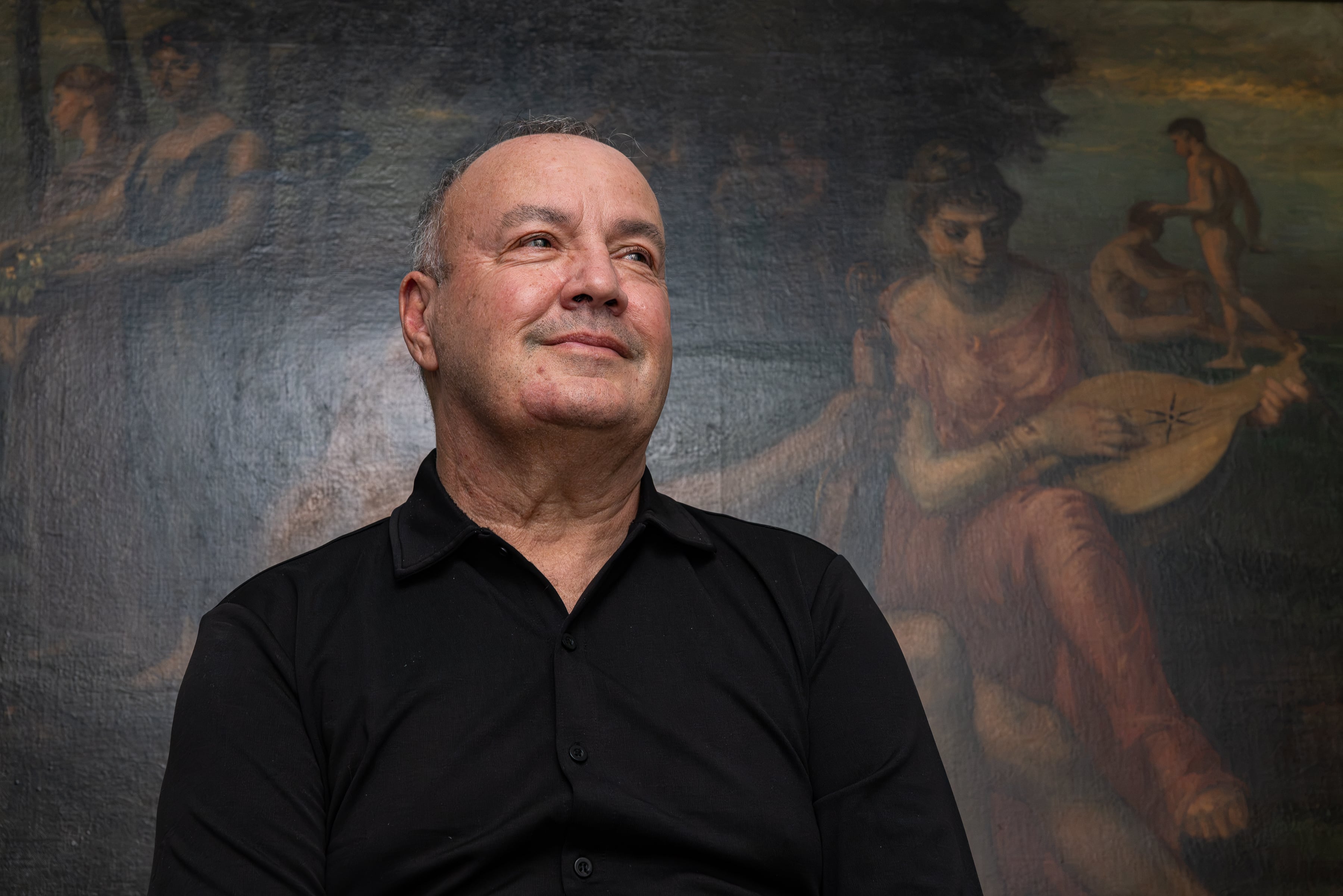 Paul Laporte posa frente a la pintura de su abuela (Valerie Plesch/For The Washington Post)