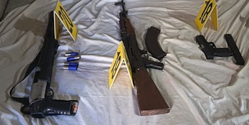 En el inmueble fueron incautados un fusil AK-47, una escopeta, una pistola robada, 339 municiones, celulares, cascos y marihuana. (Cortesía: PNC de Guatemala)