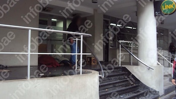 Fue al cajero, dijo que resbaló en la escalera y que se fracturó un brazo: la Justicia rechazó la demanda contra el banco