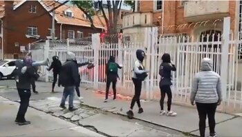 El sábado en la tarde los escudos azules protestaron frente a la sede del Centro Democrático. Foto: Captura de video