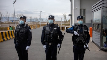 Agentes en un centro de