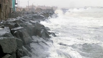 Para el borde costero, la entidad pidió evitar deportes, recreación y campamentos cerca de playas, no acercarse al rompeolas, colocar barreras en viviendas expuestas, conducir con cautela en vías cercanas al mar y usar chaleco salvavidas a bordo - Créditos: Andina.