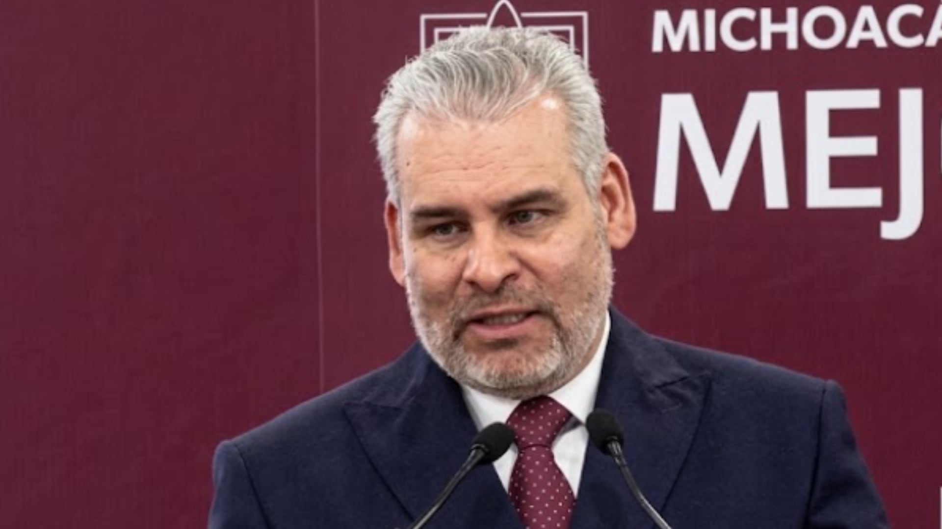 El gobernador de Michoacán, Alfredo Ramírez Bedolla, descarta ofrecer un respaldo abierto al coordinador de la Cuarta Transformación para respetar la norma electoral. (Youtube | Gobierno de Michoacán (imagen intervenida con Gemini IA para mejorar calidad))