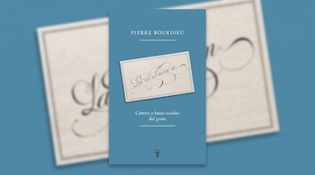 Portada del libro La distinción de Pierre Bourdieu con un fondo azul y un recuadro blanco que contiene el título en caligrafía.