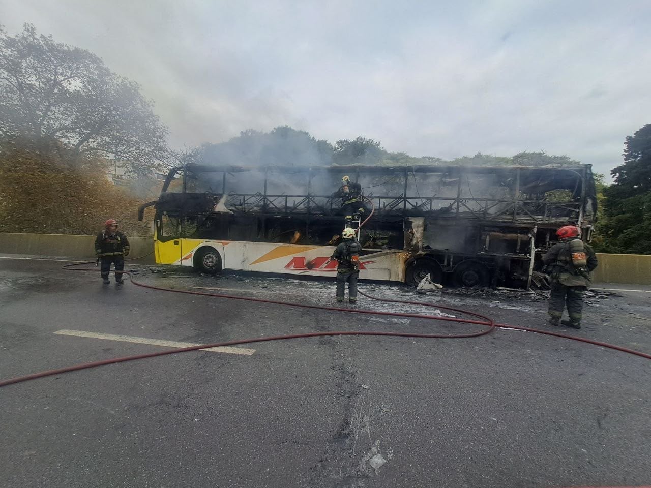 Un micro de larga distancia se prendió fuego en la autopista 25 de mayo