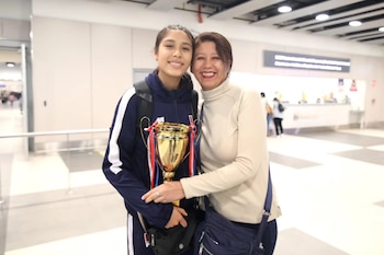 Kiara Lazo y su madre tras volver a Lima para continuar con su preparación rumbo al Mundial Sub 17 de Vóley 2026.