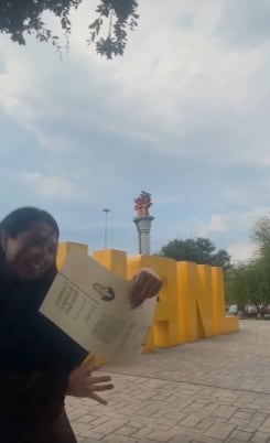 La joven posaba frente a la Universidad Autónoma de Nuevo León cuando el aire hizo de las suyas y convirtió su sesión de fotos en un momento viral.