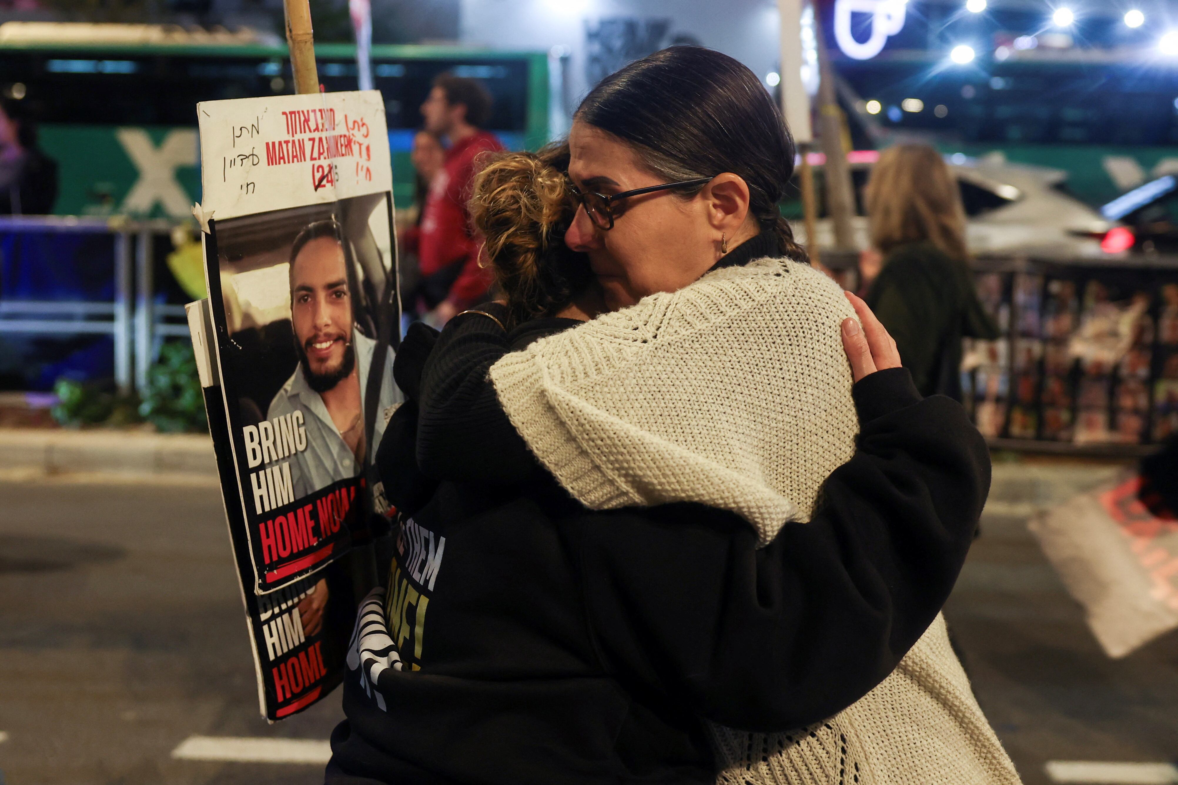 Simpatizantes de los rehenes israelíes secuestrados durante el mortífero ataque de Hamás del 7 de octubre de 2023 se abrazan por las buenas noticias sobre las negociaciones de un alto el fuego en Gaza, en Tel Aviv (REUTERS/Ronen Zvulun