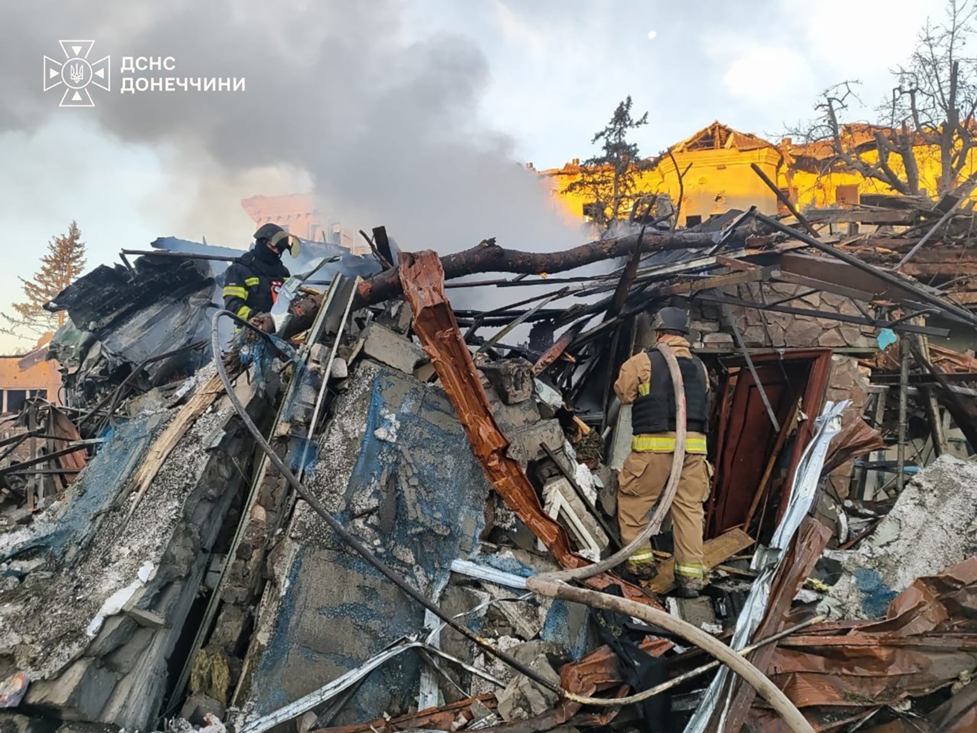 Personal de emergencias trabaja para apagar un incendio tras el impacto de una bomba guiada rusa en el centro de Sloviansk, región de Donetsk (Ukrainian Emergency Service via AP)