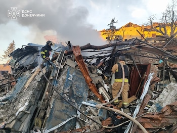 Personal de emergencias trabaja para apagar un incendio tras el impacto de una bomba guiada rusa en el centro de Sloviansk, región de Donetsk (Ukrainian Emergency Service via AP)