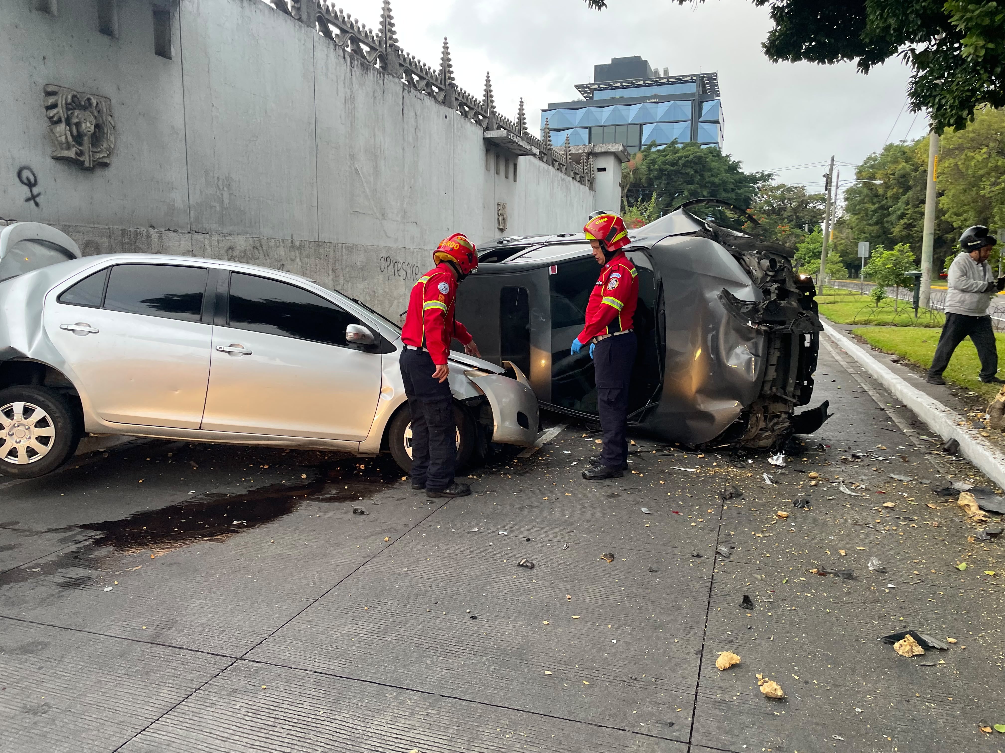 Un vehículo volcó en la 2a. Calle y Avenida Reforma de la zona 10, donde Emetra utilizó una grúa para retirarlo. (Bomberos Municipales)