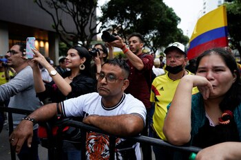 Los partidarios del candidato presidencial de izquierda colombiano Gustavo Petro de la coalición Pacto Histórico celebran su victoria en la segunda vuelta de las elecciones presidenciales en Bucaramanga, Colombia, el 19 de junio de 2022. REUTERS/Santiago Arcos