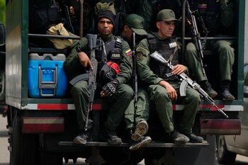 Militares a la espera cerca de la puerta principal de un centro penitenciario durante una intervención. (AP Foto/Ariana Cubillos)