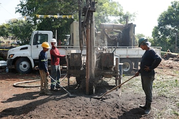 ACOMPAÑA CRÓNICA: EL SALVADOR AGUA AME1721. NUEVA CONCEPCIÓN (EL SALVADOR), 14/05/2026.-Trabajadores realizan perforaciones en un terreno donde se habilitará un pozo como parte del proyecto Agua Segura este martes, en Nueva Concepción (El Salvador). El sueño de contar con agua potable de miles de personas que viven en zonas rurales de El Salvador será cumplido en parte con la ayuda del papa León XIV, a través de una donación de 100.000 dólares para la instalación de sistemas de suministro y de plantas de tratamiento. EFE/Rodrigo Sura
