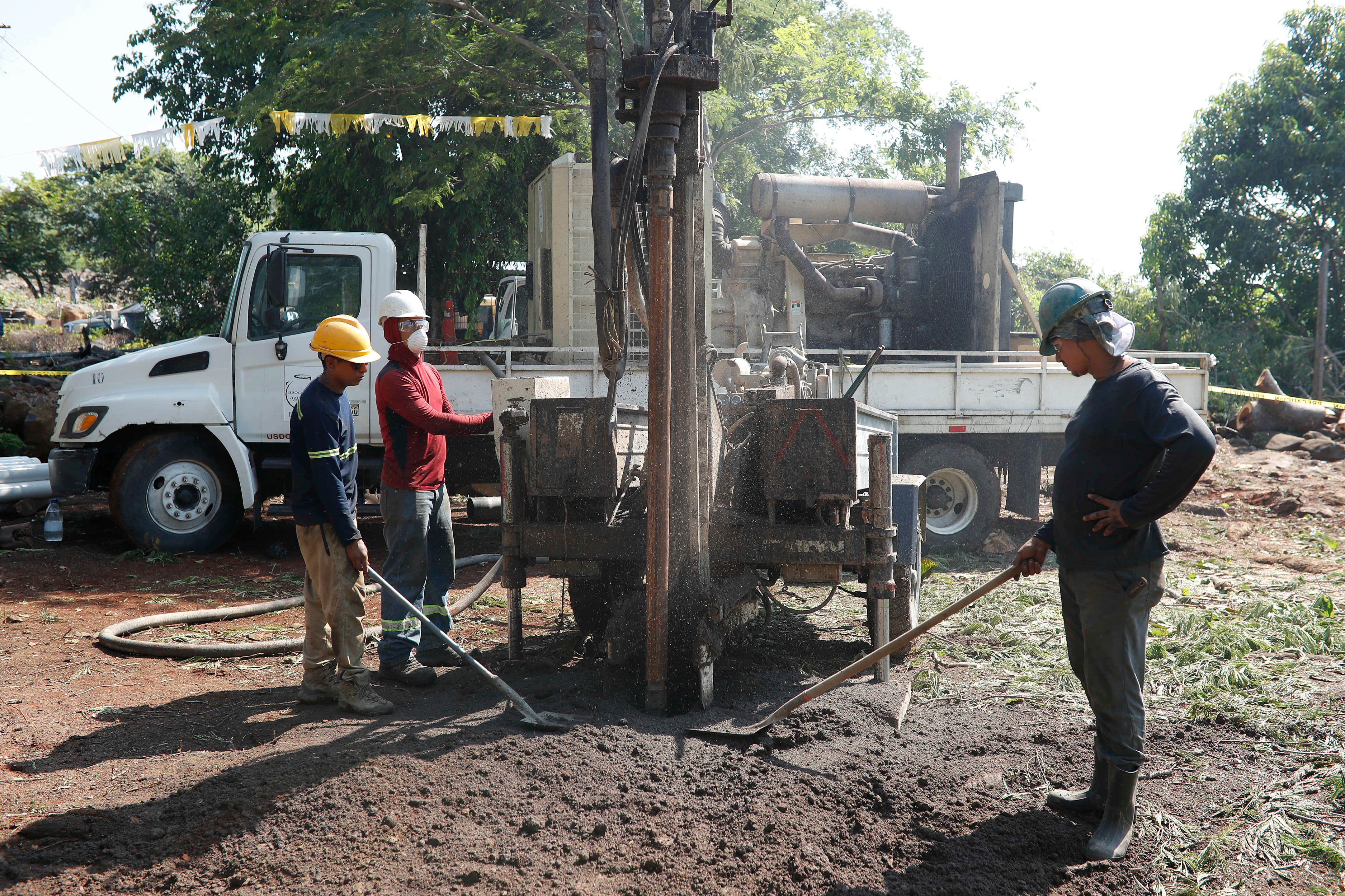 ACOMPAÑA CRÓNICA: EL SALVADOR AGUA AME1721. NUEVA CONCEPCIÓN (EL SALVADOR), 14/05/2026.-Trabajadores realizan perforaciones en un terreno donde se habilitará un pozo como parte del proyecto Agua Segura este martes, en Nueva Concepción (El Salvador). El sueño de contar con agua potable de miles de personas que viven en zonas rurales de El Salvador será cumplido en parte con la ayuda del papa León XIV, a través de una donación de 100.000 dólares para la instalación de sistemas de suministro y de plantas de tratamiento. EFE/Rodrigo Sura