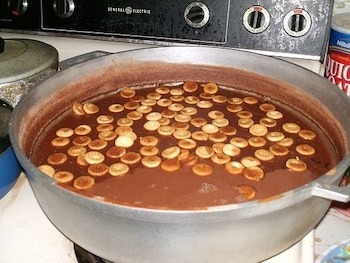 La receta de habichuelas con dulce, elaborada con habichuelas rojas, leche y azúcar, une a familias y vecinos en un ritual de preparación colectiva. (Foto de archivo)