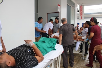 Personal médico atiende a heridos