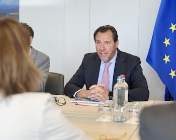 El ministro de Transportes y Movilidad Sostenible, Óscar Puente, en una reunión de la Comisión Europea, en Bruselas
(Ministerio de Transportes y Movilidad Sostenible/ Europa Press)