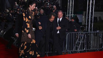 Al Pacino se cayó en la alfombra roja de los BAFTA en el Royal Albert Hall, Londres