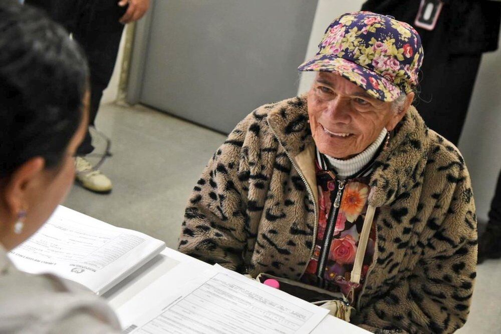 Nieves Linares, una mujer trans, recibió su cédula con su identidad de género a los 84 años - crédito Secretaría de Integración Social