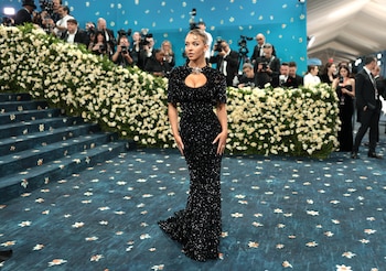 La actriz estadounidense Sydney Sweeney llevó un vestido largo de lentejuelas negras con silueta sirena, ajustado al cuerpo desde los hombros hasta las rodillas y con una falda que se ensancha levemente hacia el suelo /REUTERS/Mario Anzuoni