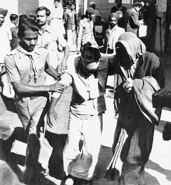 Dos personas asisten a una