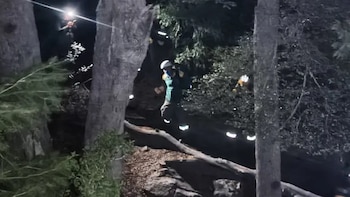 Una familia rusa hacía trekking en Bariloche y se les cayó el bebé: los investigan por negligencia