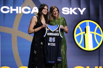 La basquetbolista hizo historia con este fichaje. (AP Foto/Pamela Smith)