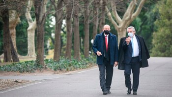 El gobernador Perotti junto al