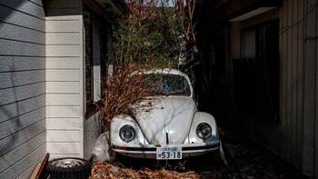 Un automovil abandonado hace una