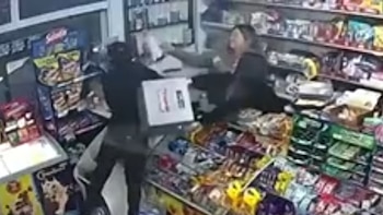 Intentó robar en un local de Córdoba, pero lo echaron con agua caliente y golpes de un cajón de cerveza