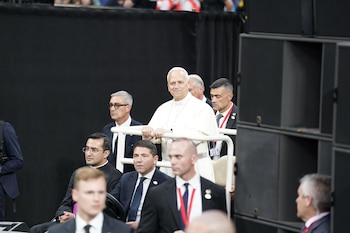 El papa León XIV recorre el césped del Bernabéu en un carrito de golf para acercarse a la comunidad diocesana (Europa Press)