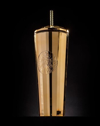 Imitando el metal, el vaso