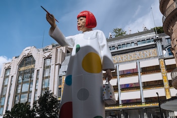 FILE -- A towering sculpture of the Japanese artist Yayoi Kusama, installed near the Pont-Neuf bridge in Pari on July 17, 2023. Kusama, whose polka-dot-covered paintings, phallic sculptures and public performances caused a stir in the west in the 1960s, and whose mirrored ÒInfinity RoomÓ installations became selfie sensations and blockbuster attractions in recent decades, died in Tokyo on on Aug. 14, 2026. She was 97. (Dmitry Kostyukov/The New York Times)