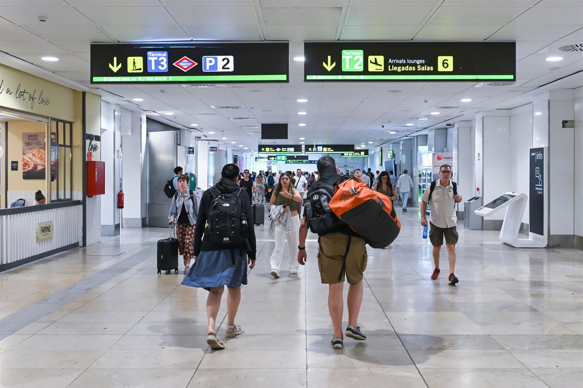 09/08/2026 Varias personas en la zona de llegadas de la T2, a 9 de agosto de 2026, en Madrid (España). El Boletín Oficial del Estado (BOE) ha publicado este domingo la orden del Ministerio de Interior por la que se ha acordado restablecer de manera temporal los controles en las fronteras interiores de puertos y aeropuertos para los viajeros procedentes de Italia ante